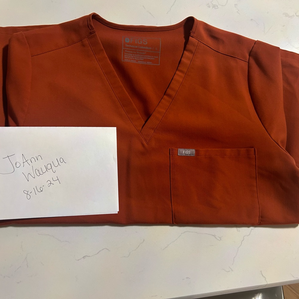 Figs Catarina auburn scrub top